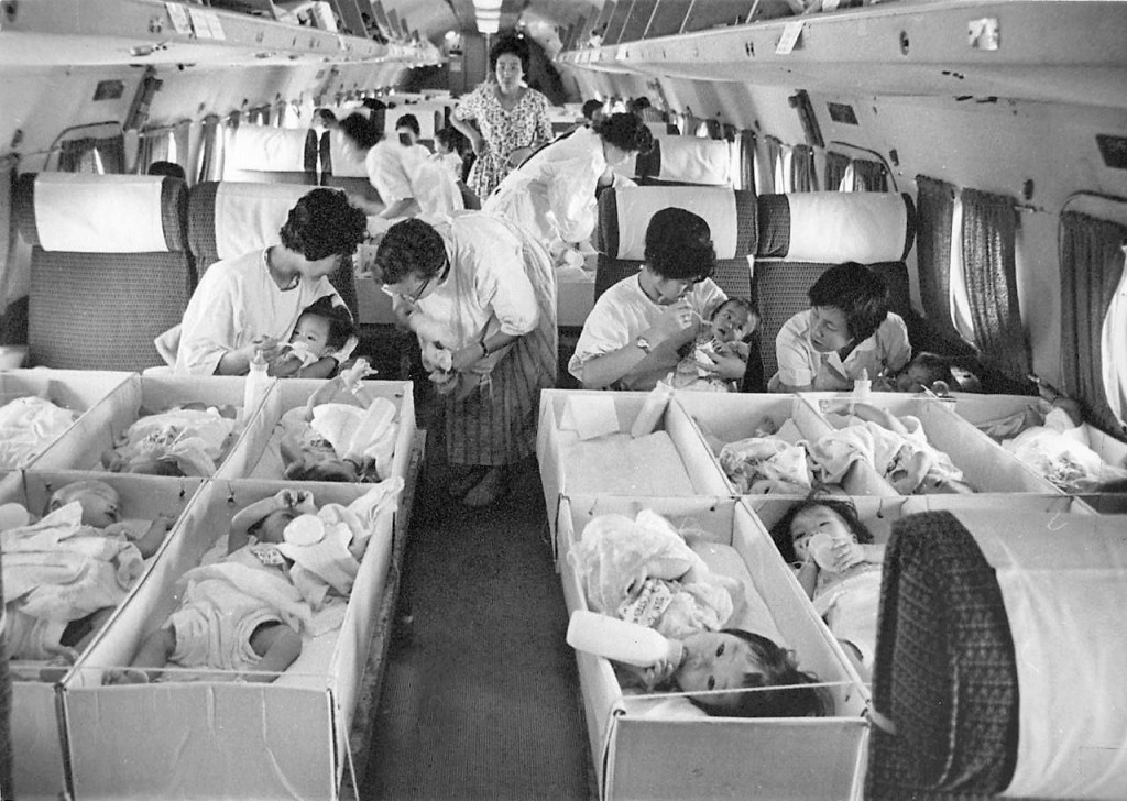 韓戰後,大量「孤兒」被送往外國領養家庭,嬰兒如行李般被空運出境。 韓戰後,大量「孤兒」被送往外國領養家庭,嬰兒如行李般被空運出境。
