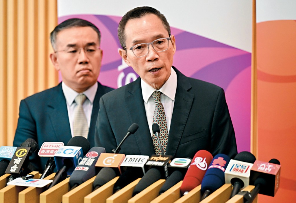 被問及相關安排是否代表陳嘉信(右)於政府採購冒牌水事件中需負上責任,許正宇(左)回應指其職務安排屬「正常安排」。 被問及相關安排是否代表陳嘉信(右)於政府採購冒牌水事件中需負上責任,許正宇(左)回應指其職務安排屬「正常安排」。