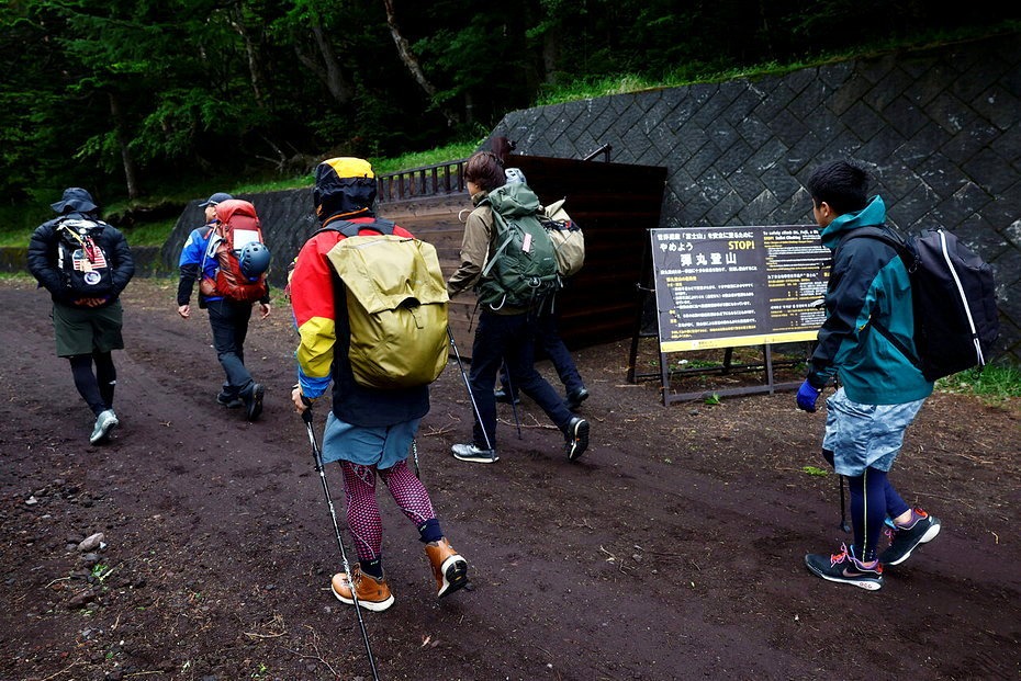 山梨縣政府考慮要求遊客在非登山季期間攀登富士山時必須事前申報。路透社 