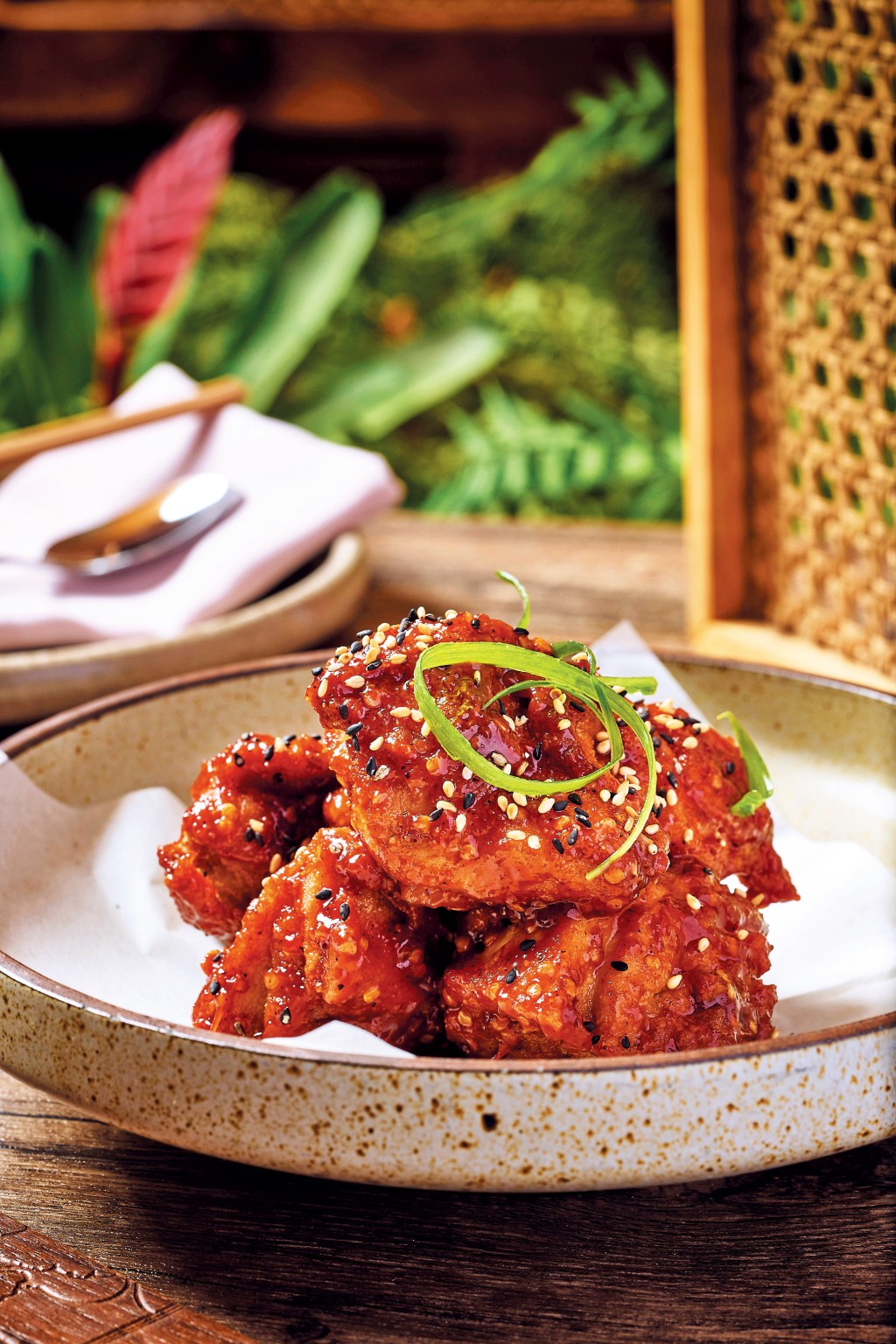 甜酸炸雞 港幣120元 日式炸雞外脆內嫩，配以開胃的甜酸醬、巴西胡椒粒及黑白芝麻，配搭一流。