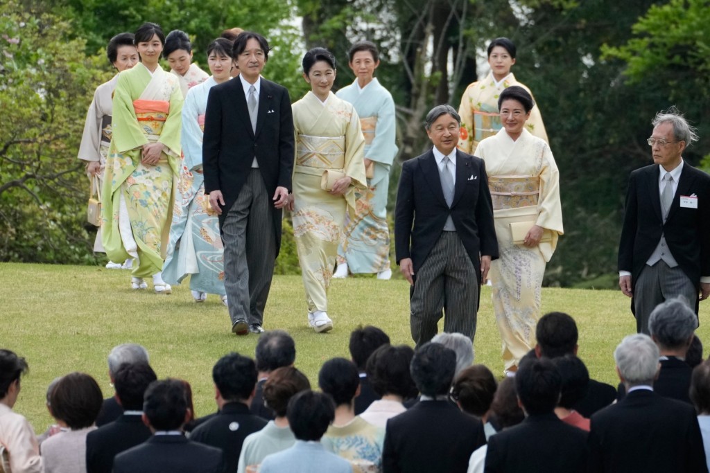 日本皇室人丁單薄,尤其是男丁,才衍生今次改法,讓已脫離皇室的平民過繼回皇室。 日本皇室人丁單薄,尤其是男丁,才衍生今次改法,讓已脫離皇室的平民過繼回皇室。