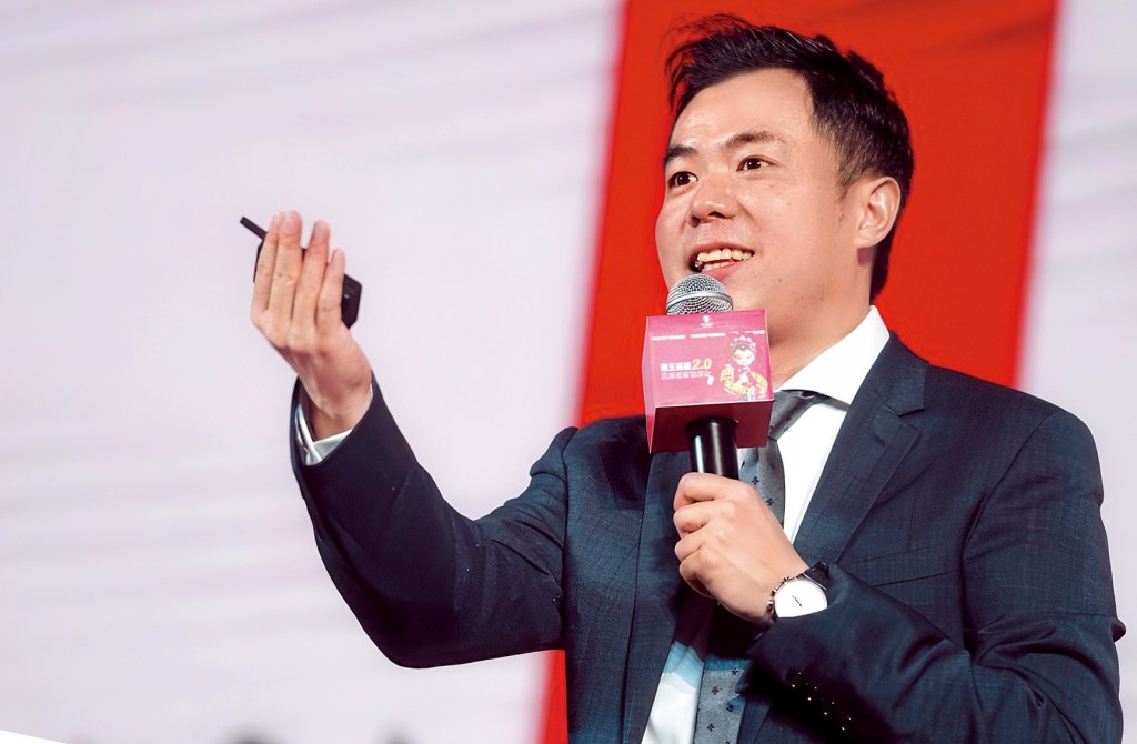 霸王茶姬創辦人張俊傑堅持做高價值品牌，不願打價格戰，被指誤判形勢，低估了價格戰對茶飲消費的衝擊。