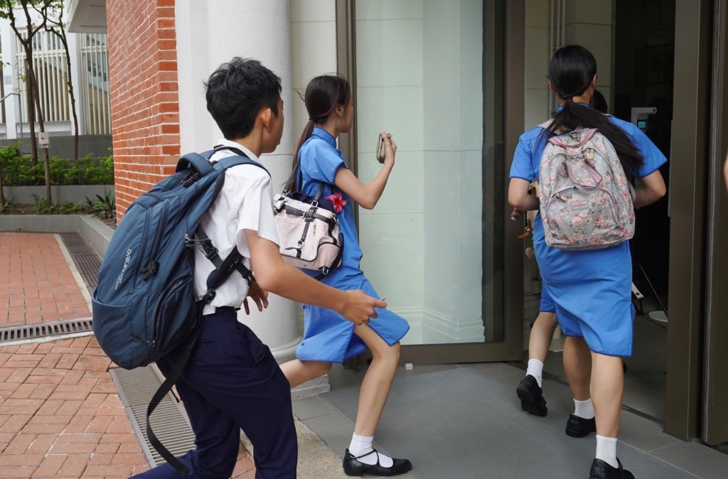 開學日交通 | 運輸署籲學生提早出門　輕鐵增設610P循環綫