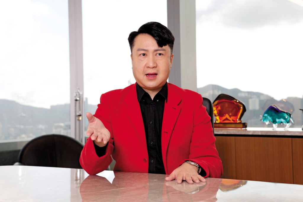 金利豐證劵研究部執行董事黃德几直言，「FINI」機制下新股出現超額認購一千倍或以上已成常態。