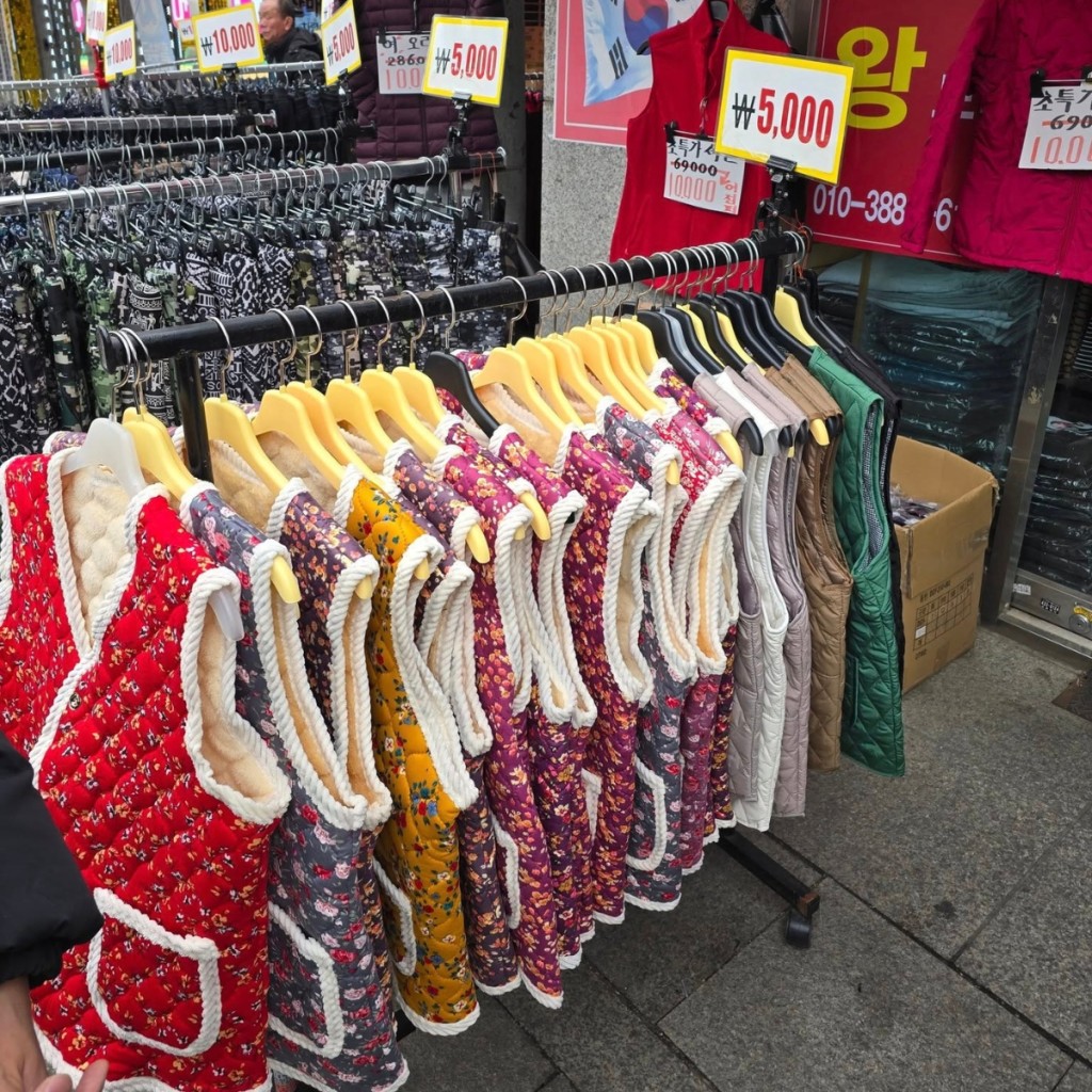 九運效應？ 韓國阿珠媽泡菜背心爆紅！Jennie Liz 太妍Karina加持掀搶購潮！