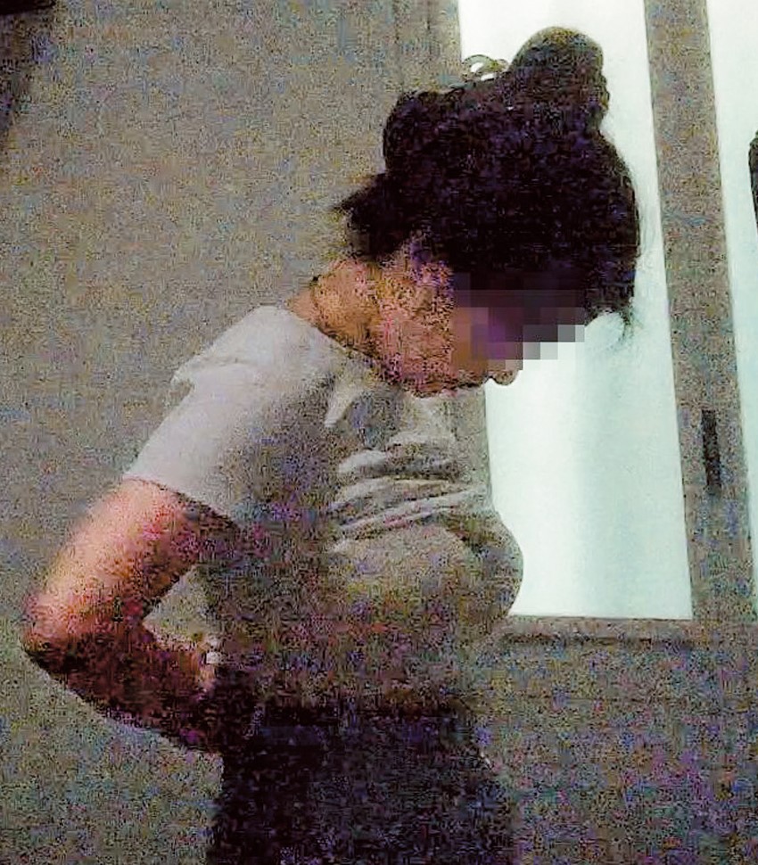 其中一間女技師試圖脫去胸罩，讓客人任摸。