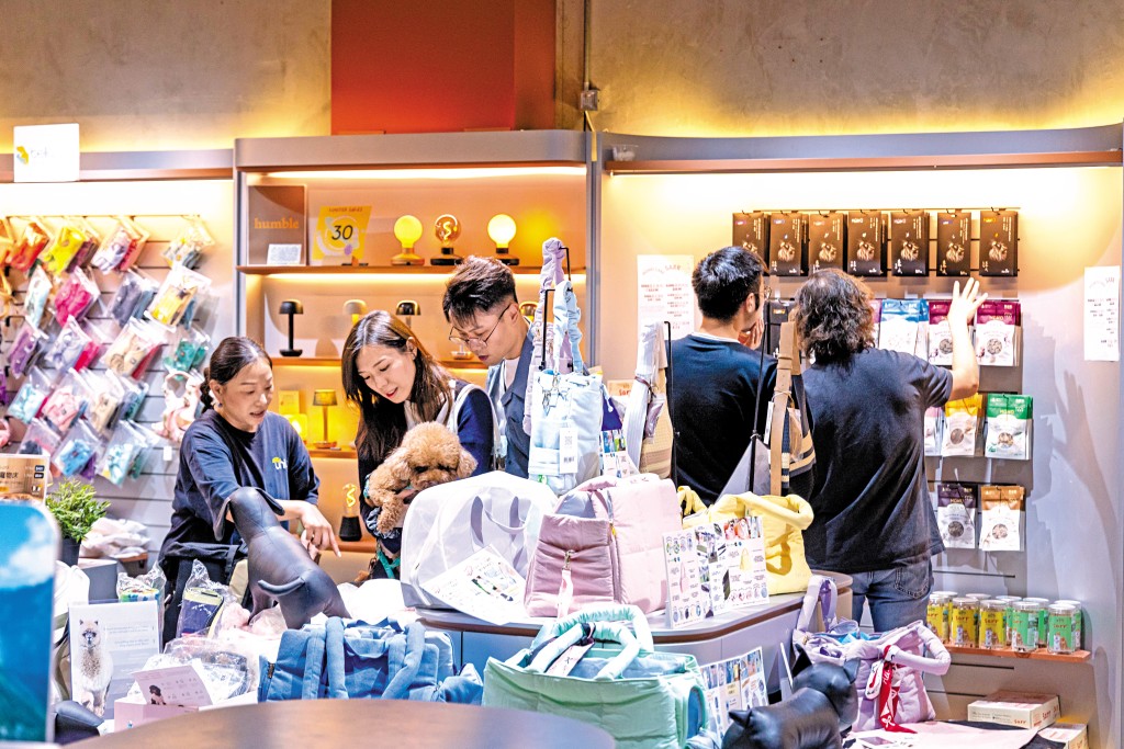 THE SOUTHSIDE 場內已有超過五十個商戶允許主人攜帶寵物進入店內，商場亦全面升級寵物車，並提供友善洗手間及停車場專屬泊位等。