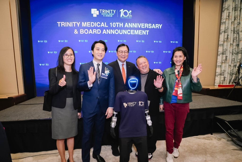 馬時亨「老表」、TVB前總經理曾志偉（右二）現身慶典「撐場」。