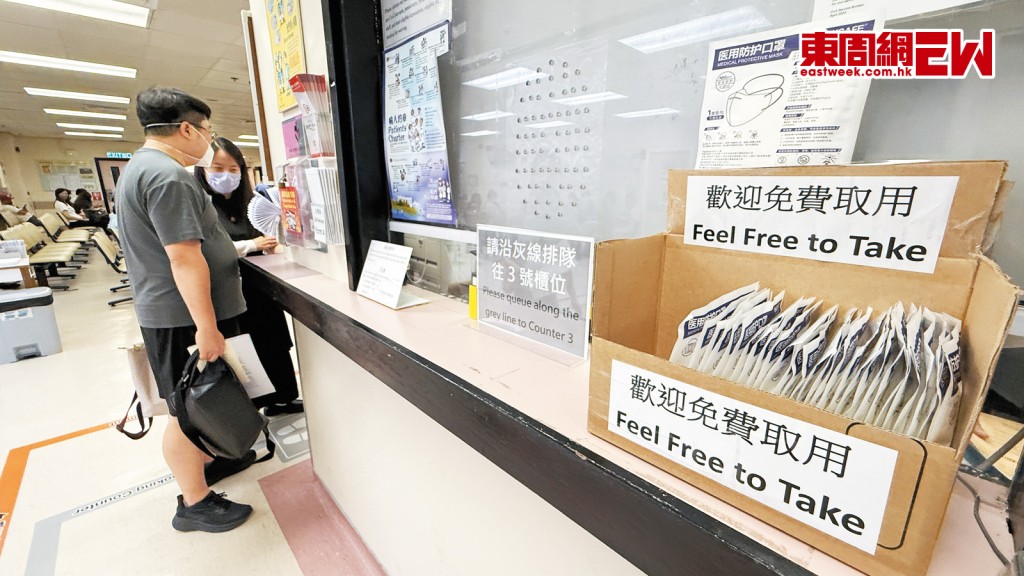 公立醫院近期在主要通道及候診區提供免費口罩。