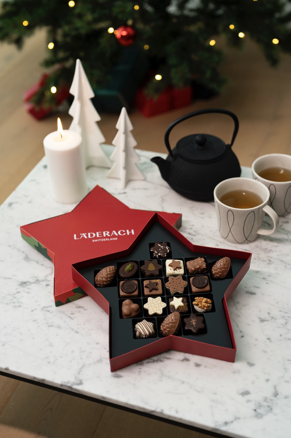 18粒果仁朱古力星形禮盒 港幣 475元 /盒 精選一系列朱古力，包括： - 星形椰子朱古力 - 松果朱古力 - 開心果黑朱古力 - 星形榛子朱古力 - 星形薑餅榛果仁朱古力 - 合桃條 - LÄDERACH方形朱古力  - 星形榛果蜂蜜朱古力 - 星形杏仁朱古力 - 星形合桃朱古力 - 星形椰子朱古力 - 星形杏仁膏朱古力 