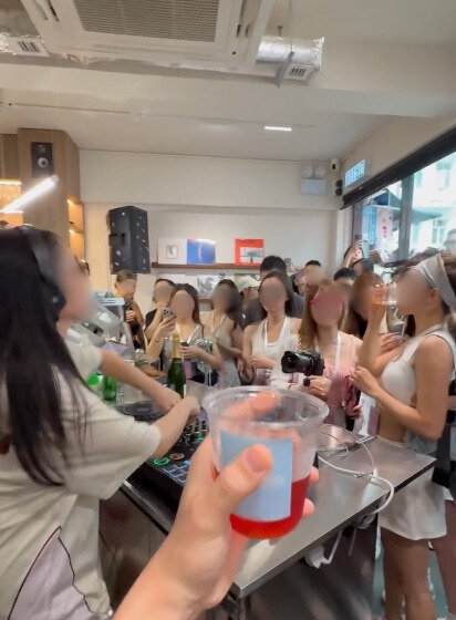 咖啡店內擠滿人,並有DJ助興。 受訪者提供 咖啡店內擠滿人,並有DJ助興。 受訪者提供