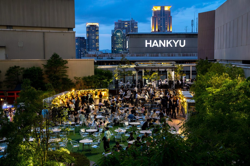 大阪梅田阪急百貨頂樓近月舉行啤酒花園,讓食客在都市夜景下享受熱鬧氛圍。 大阪梅田阪急百貨頂樓近月舉行啤酒花園,讓食客在都市夜景下享受熱鬧氛圍。