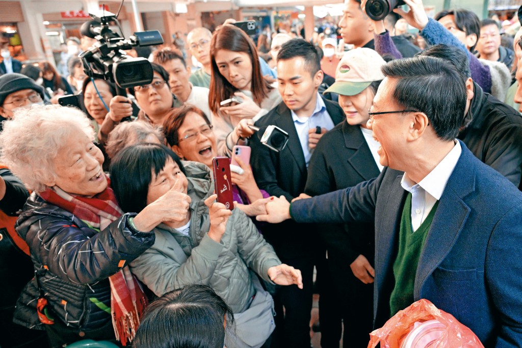 今屆政府致力對外宣傳政府工作，特首亦頻頻落區，盡顯親民形象。