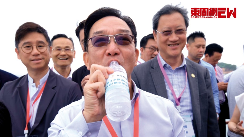 劉業強即場飲用從二十五米深處取出的湖水。