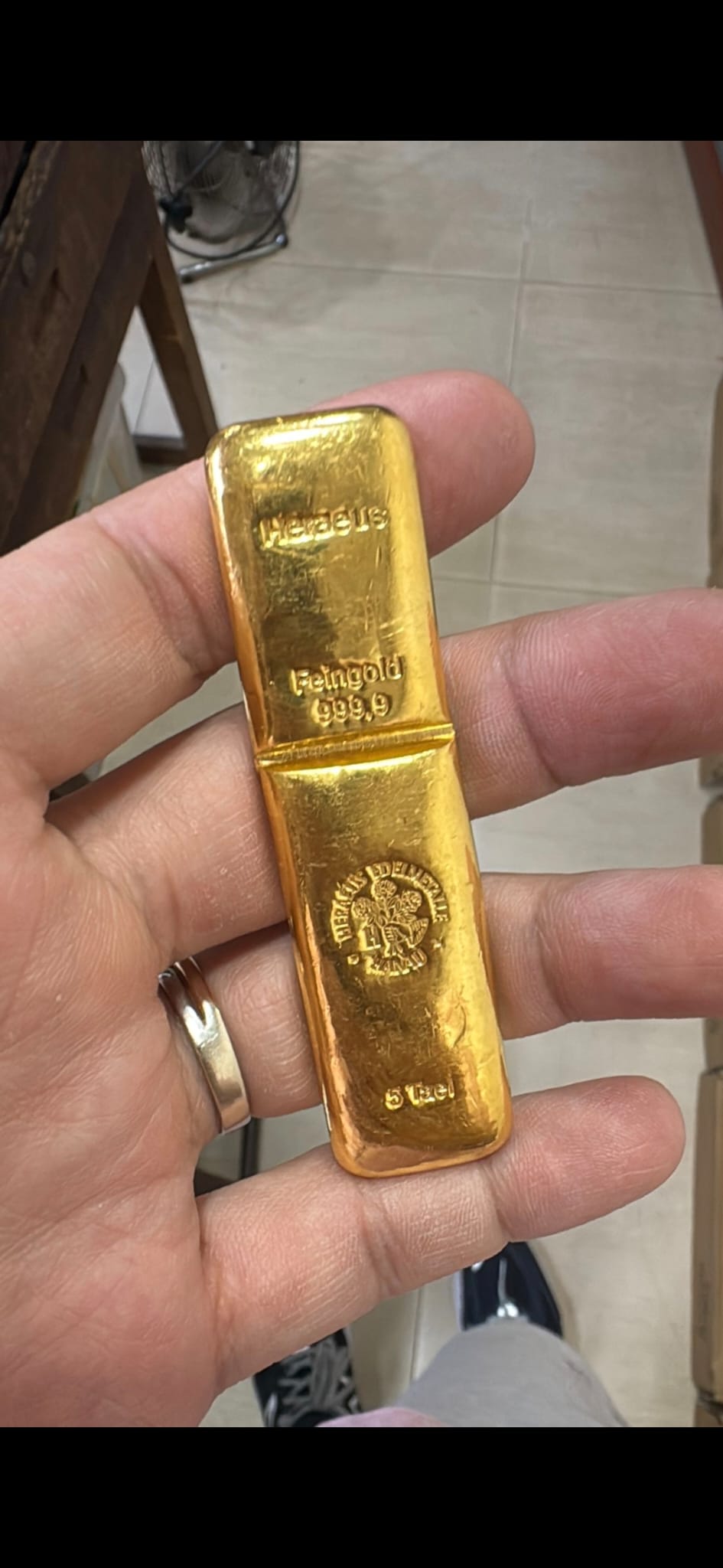 對高價值金條,可要求商戶當面剪開檢查內部是否夾雜異色金屬。 對高價值金條,可要求商戶當面剪開檢查內部是否夾雜異色金屬。