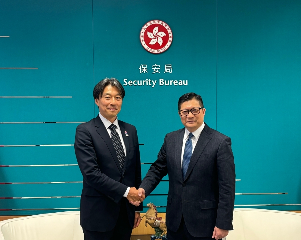 保安局局長鄧炳強（右）日前稱，香港將跟隨國家政策決定對日措施。