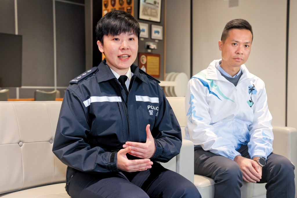 牛頭角分區助理指揮官（行動）江寧總督察 （左）及特別職務隊（啟德體育園）林勇文督察（右）呼籲市民在人多擠逼的地方妥善保管個人財物。