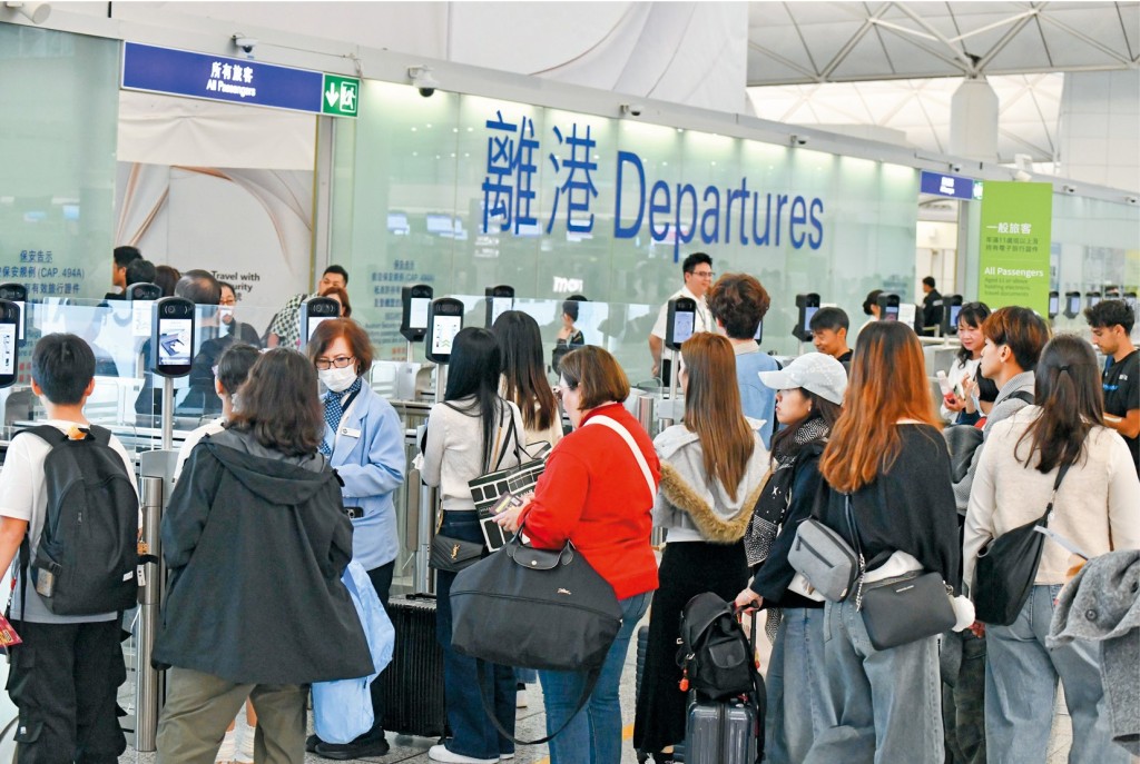 今年農曆新年假期首八日的港人出境人次，較去年同期飆近兩成二。