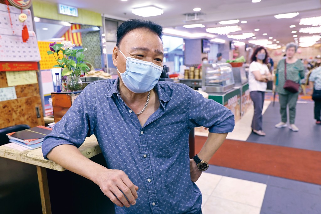 盧老闆年初開業的酒樓由於兼做團餐,令這間屋邨酒樓也受外界關注。 盧老闆年初開業的酒樓由於兼做團餐,令這間屋邨酒樓也受外界關注。