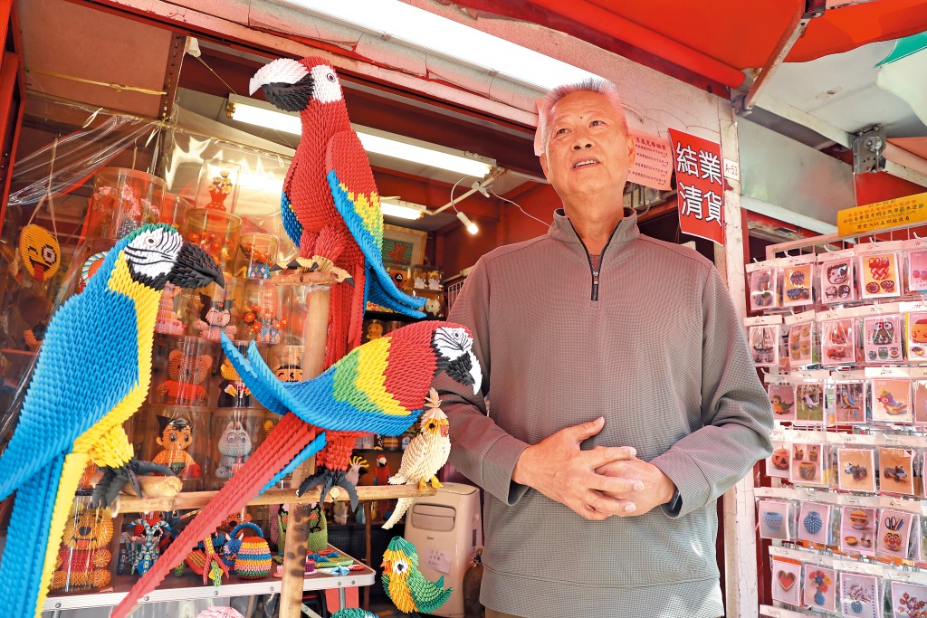 陳先生開設紙藝手工檔約九年,結業後選擇正式退休。 陳先生開設紙藝手工檔約九年,結業後選擇正式退休。