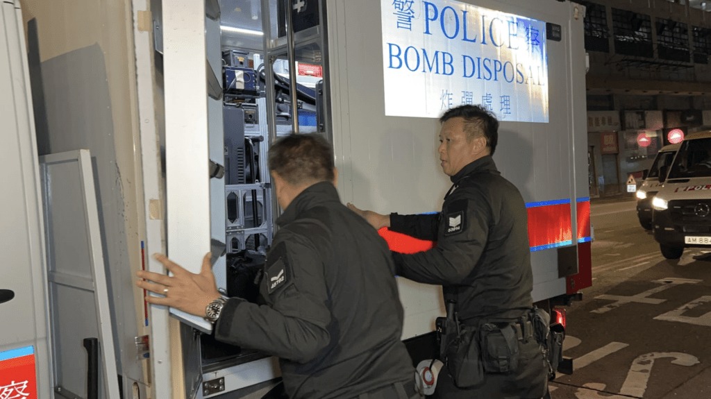 事件驚動警方爆炸品處理課人員亦奉召到場。