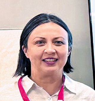 凱爾茜在耶魯大學公共衞生學院擔任計劃主管，但仍要依靠食物銀行幫助。