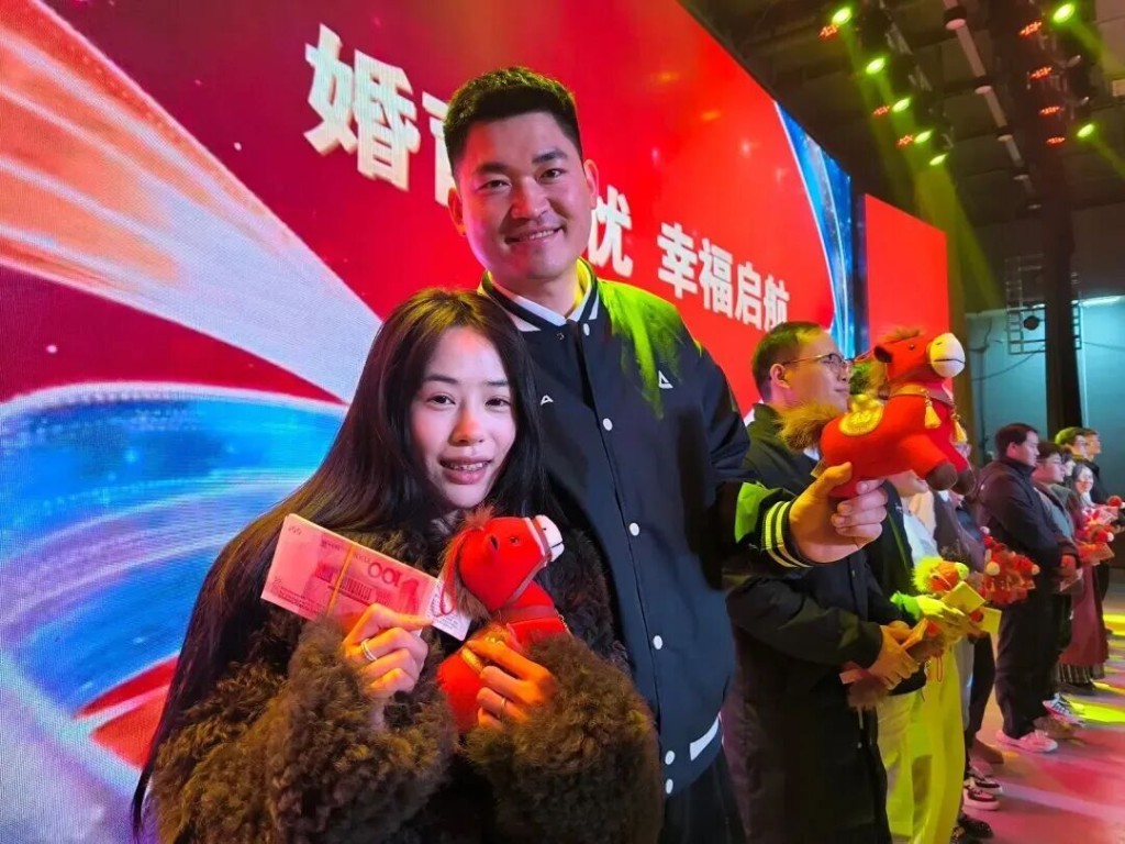 盛帆集團向新婚員工派發一萬元利是，除了恭喜新人外，還有鼓勵年輕人對婚事早作籌謀之作用。