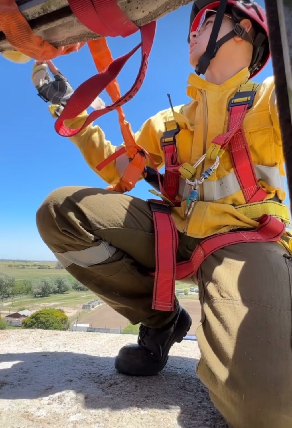 消防員先做好安全措施。