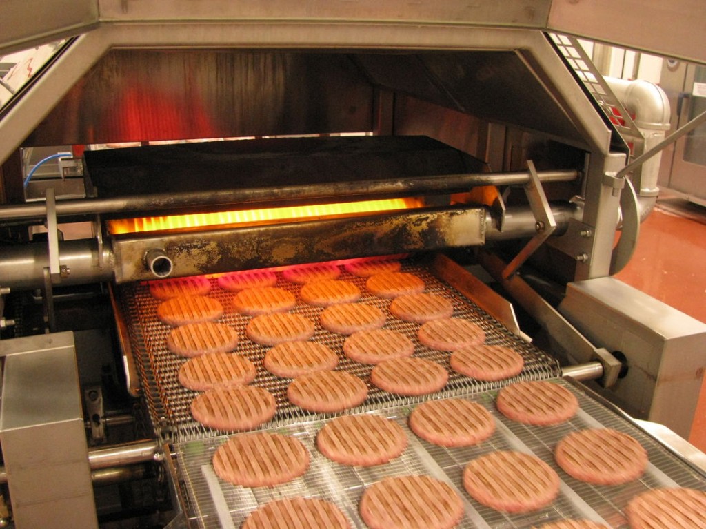 從自家農莊的蔬菜種植、自家酒莊的葡萄酒釀造到食品加工廠的生產,薩莉亞實現了從源頭到餐桌的全程成本控制。 從自家農莊的蔬菜種植、自家酒莊的葡萄酒釀造到食品加工廠的生產,薩莉亞實現了從源頭到餐桌的全程成本控制。