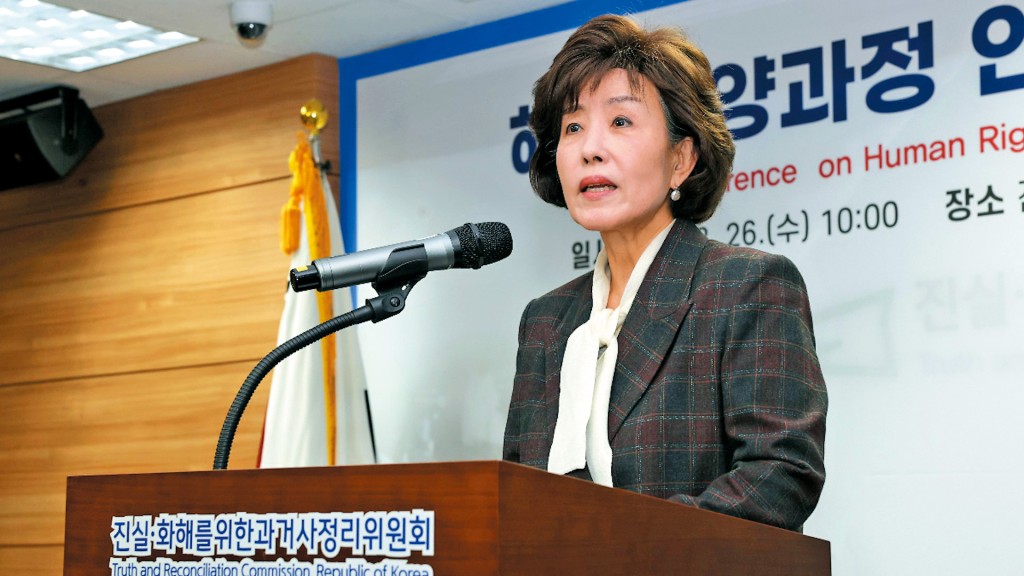 南韓真相與和解委員會主席朴善英指,很多外國領養個案中存在偽造身份、虛報父母去向,甚至調包等違法行為。 南韓真相與和解委員會主席朴善英指,很多外國領養個案中存在偽造身份、虛報父母去向,甚至調包等違法行為。