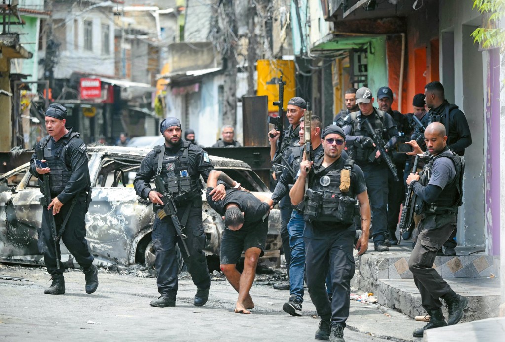 警方派出精銳部隊進行突擊搜捕,持續四十八小時的圍城行動,貧民區烽煙四起,儼如戰場。 警方派出精銳部隊進行突擊搜捕,持續四十八小時的圍城行動,貧民區烽煙四起,儼如戰場。