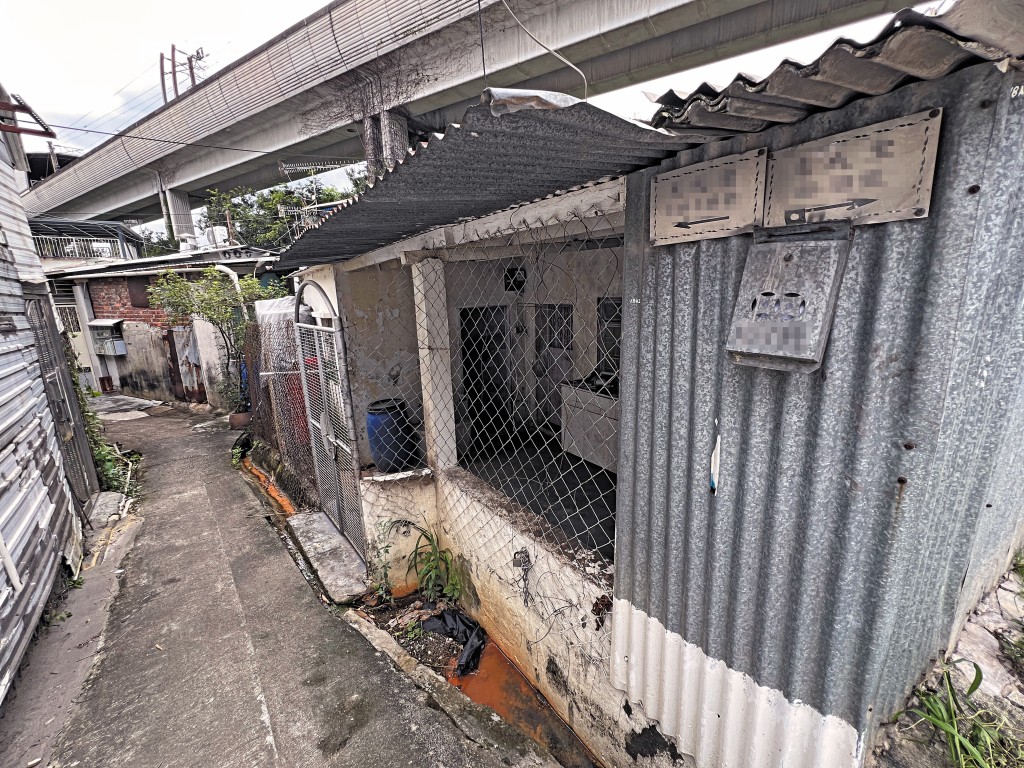據知「拉里」是掘洞或弄穿鐵絲網從住所偷跑，最終釀成咬斃兩犬悲劇。