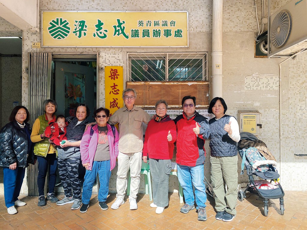 梁志成（右四）認為新架構的區議會，在資源運用方面更能對症下藥。