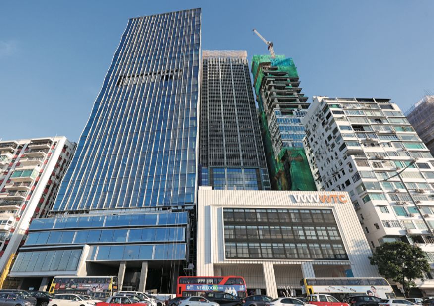 英資怡和系的文華東方旗下銅鑼灣全新甲廈 「港島壹號中心」,前身為香港怡東酒店 。 英資怡和系的文華東方旗下銅鑼灣全新甲廈 「港島壹號中心」,前身為香港怡東酒店 。