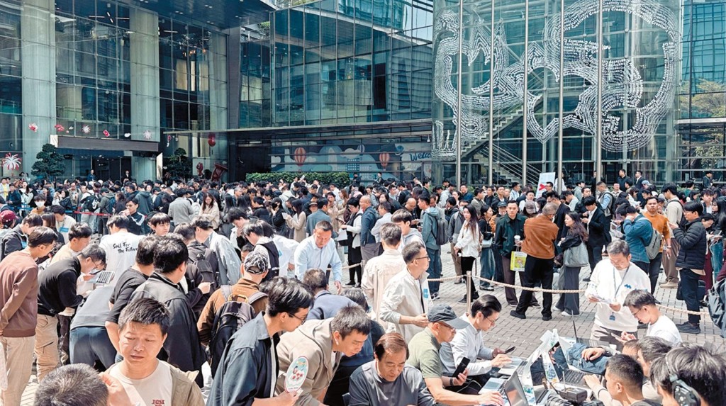 早前內地掀起「養龍蝦」熱潮，騰訊推出免費安裝一度刺激股價單日急漲百分之八，創近一年最大升幅。