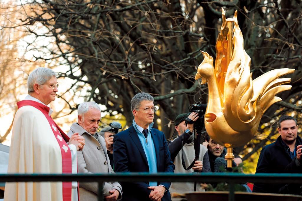 尖塔頂端裝上一尊擁有火焰翅膀、象徵浴火重生的黃銅雄雞像。 尖塔頂端裝上一尊擁有火焰翅膀、象徵浴火重生的黃銅雄雞像。
