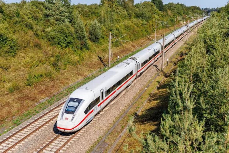 在剛過去的聖誕節，Vingroup集團突然宣布撤回對越南南北高鐵的投資提案。