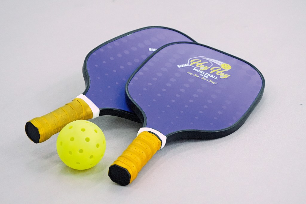匹克球的球拍輕巧,握把尺寸適合小朋友的手部,易於操控掌握。 匹克球的球拍輕巧,握把尺寸適合小朋友的手部,易於操控掌握。