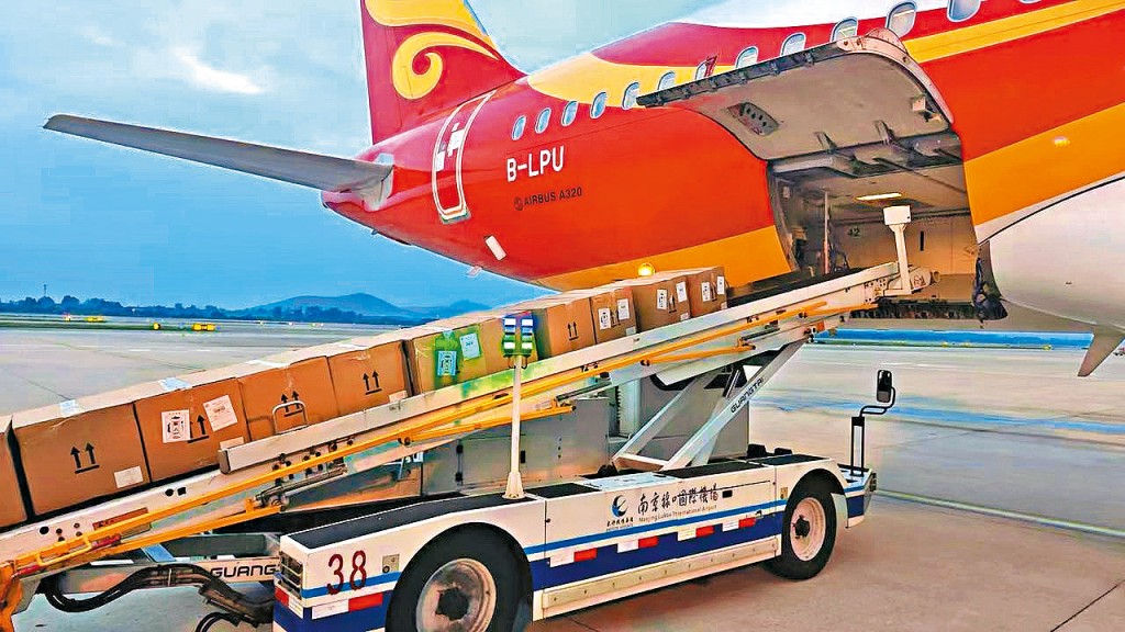 京東發揮供應鏈優勢，採用「全程冷鏈+空運直達」 方案，成功打通由江蘇蟹田到香港佳寶超市的直達通道，最快十二小時由蟹田到貨架。