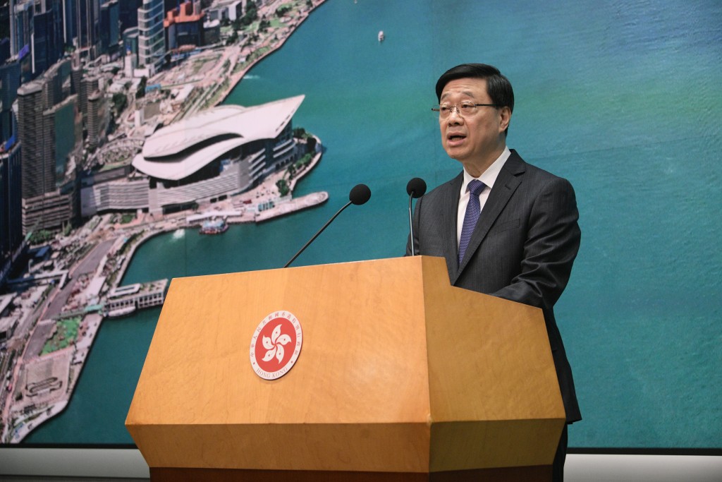 李家超行政會議前見傳媒。 李家超行政會議前見傳媒。