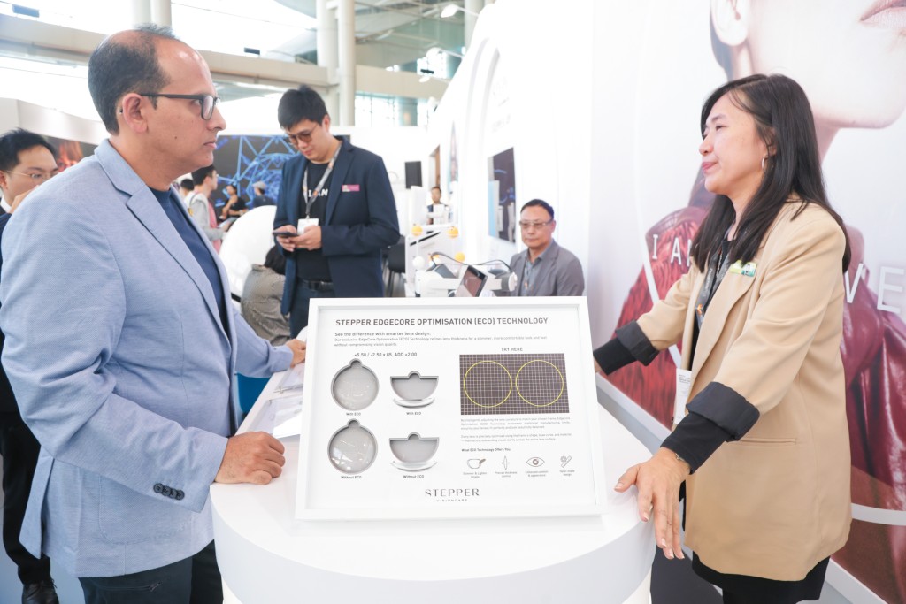 第三十三屆香港國際眼鏡展上周三（十一月五日）正式開幕，展廳內有不少業內人士參觀及試戴眼鏡。