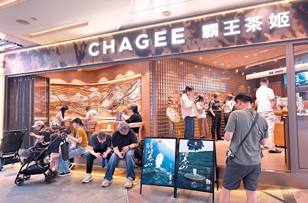主打中高檔市場的霸王茶姬,在本港的分店數量已增至二十二間。 主打中高檔市場的霸王茶姬,在本港的分店數量已增至二十二間。