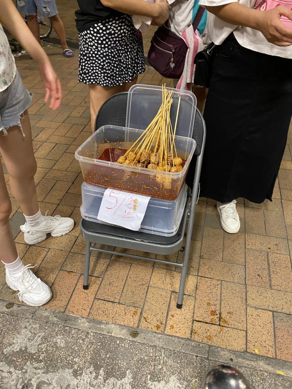 無牌小販｜上水站外擺攤賣燒賣魚蛋簡陋程度嚇壞人網民憂成第二個東門