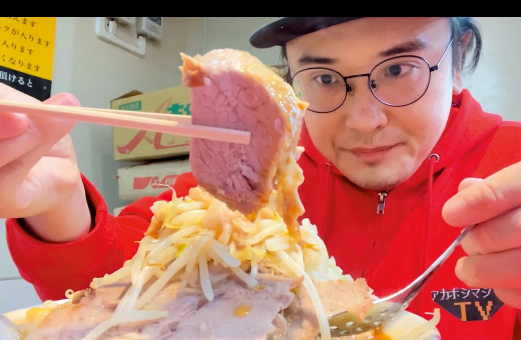 日本網紅「アカボシ」因十七分鐘才吃完一碗麵而被店員責罵。 日本網紅「アカボシ」因十七分鐘才吃完一碗麵而被店員責罵。