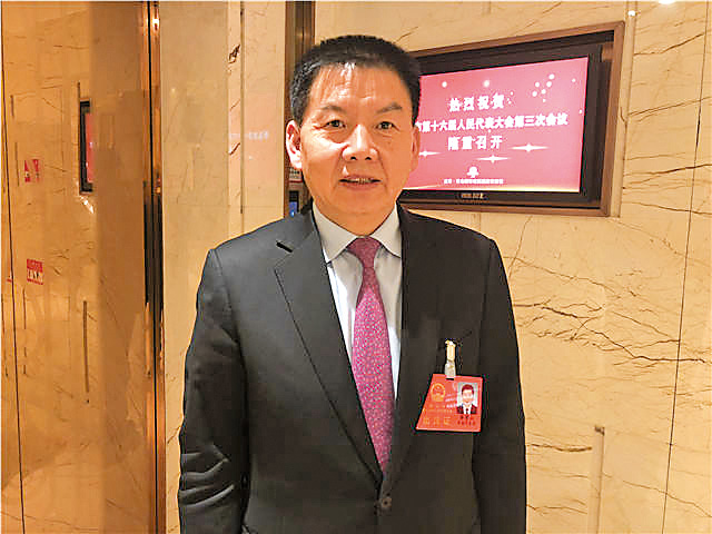 陶華碧在一四年將公司交棒兩子，大仔李貴山負責銷售，細仔李妙行 （下）則掌管生產。