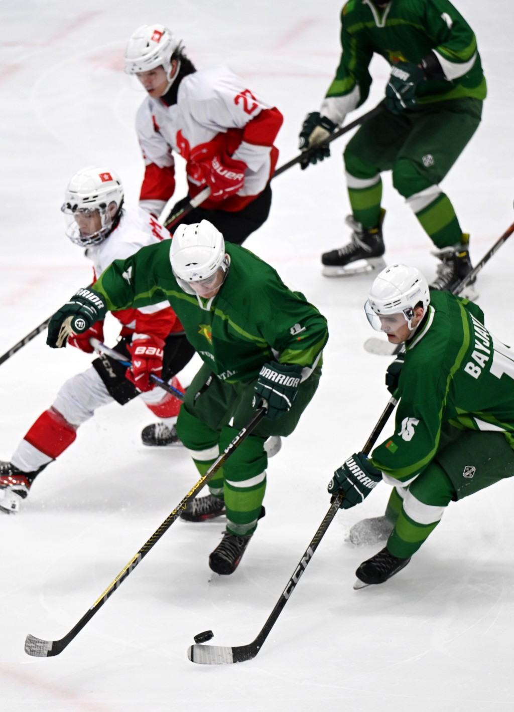 亞冬會男子冰球C組比賽中，香港隊（白衣）5比1戰勝土庫曼斯坦隊。