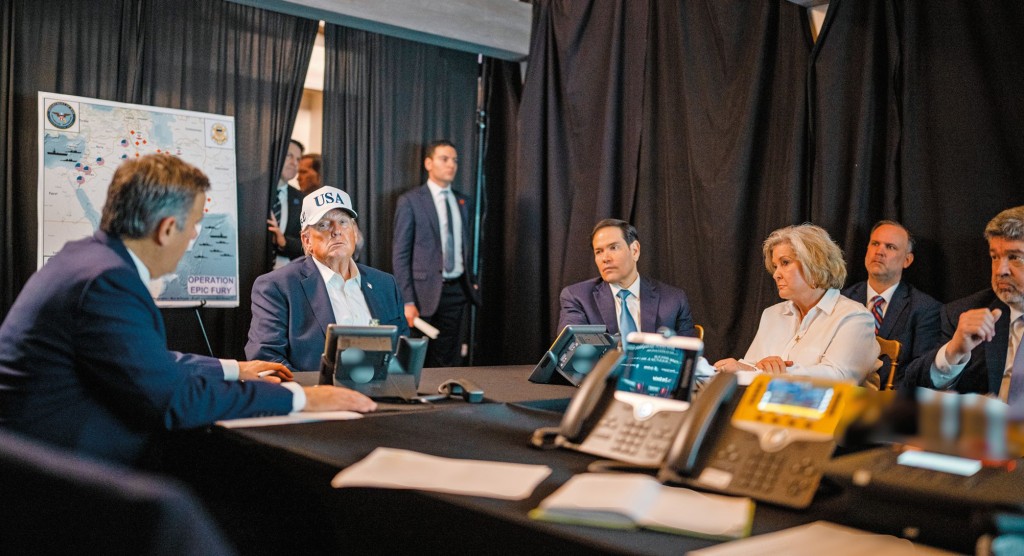 特朗普把白宮戰情室搬到海湖莊園，監看美以對伊朗的「史詩怒火」軍事行動。