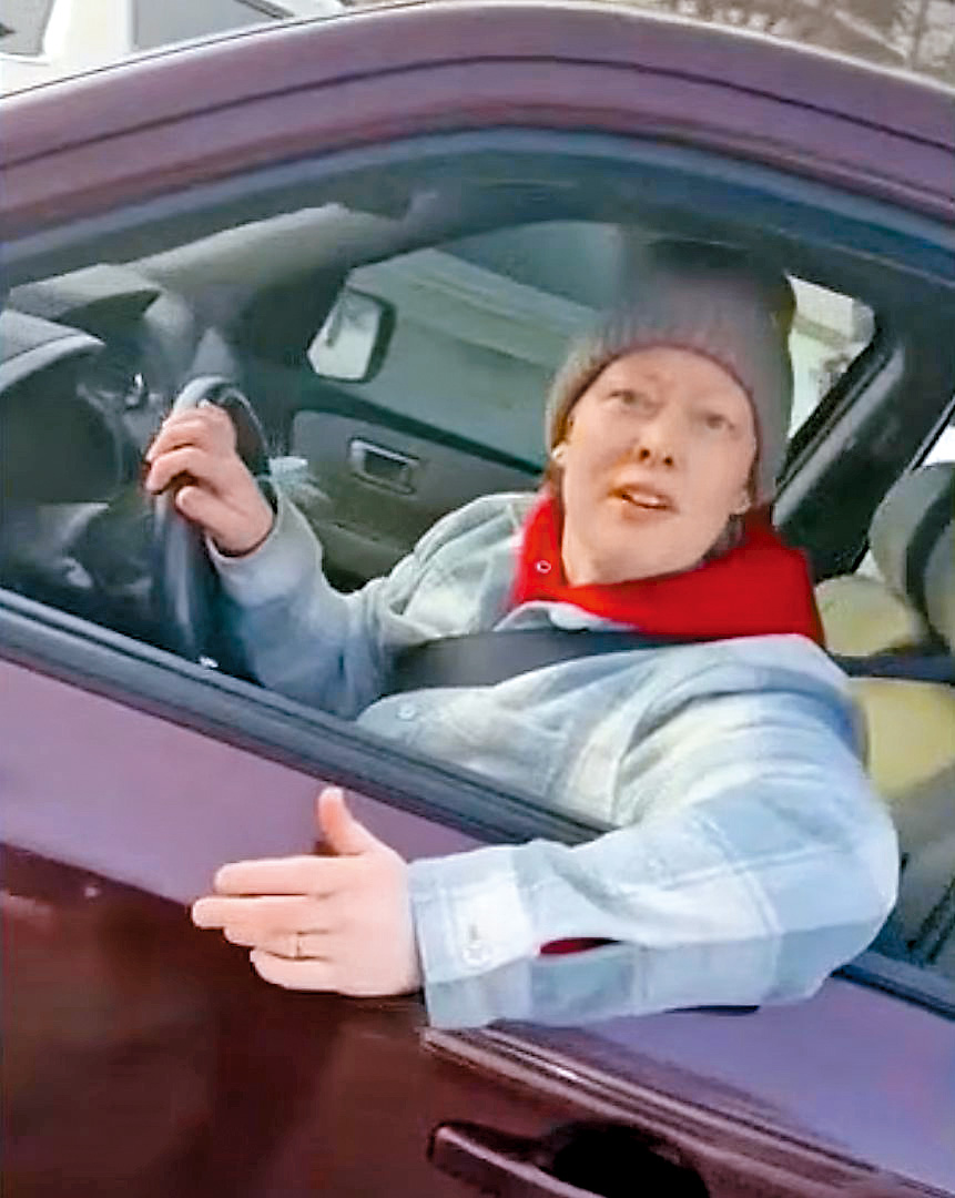 古德開車遇到ICE截查時，涉嫌拒絕停車助查而被槍殺。