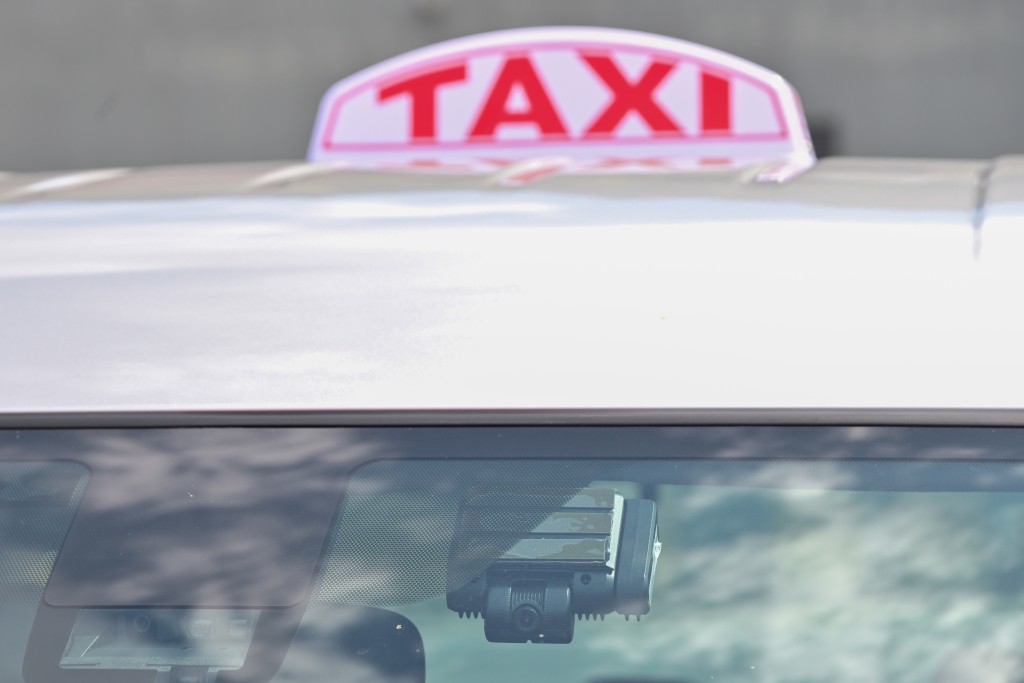 廣告要求司機每日營業額需達1,800港元後，才能開始計算提成，認為在目前市道下，此目標不切實際