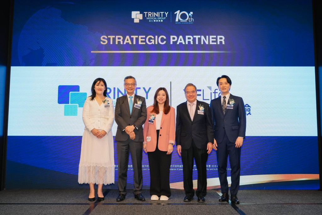 全仁醫療與萬通保險國際達成戰略合作協議，萬通保險國際首席產品策劃總監兼高級副總裁許丹萍（中）亦有出席慶典。